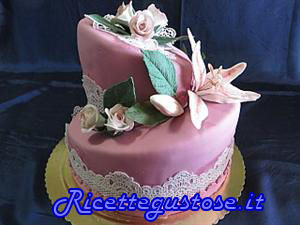 Torta wonky con rose e lilium in gum paste